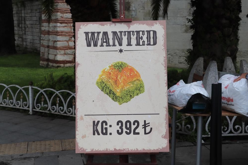 İBB, kilosu 392 TL'den baklava aldı iddiası! AK Parti'li gençlerden İBB'ye protesto - Resim: 4