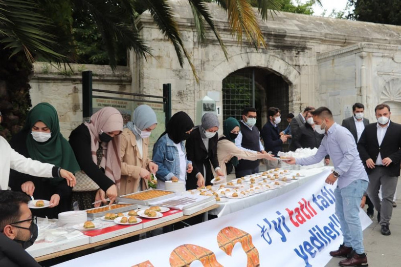 İBB, kilosu 392 TL'den baklava aldı iddiası! AK Parti'li gençlerden İBB'ye protesto - Resim: 2