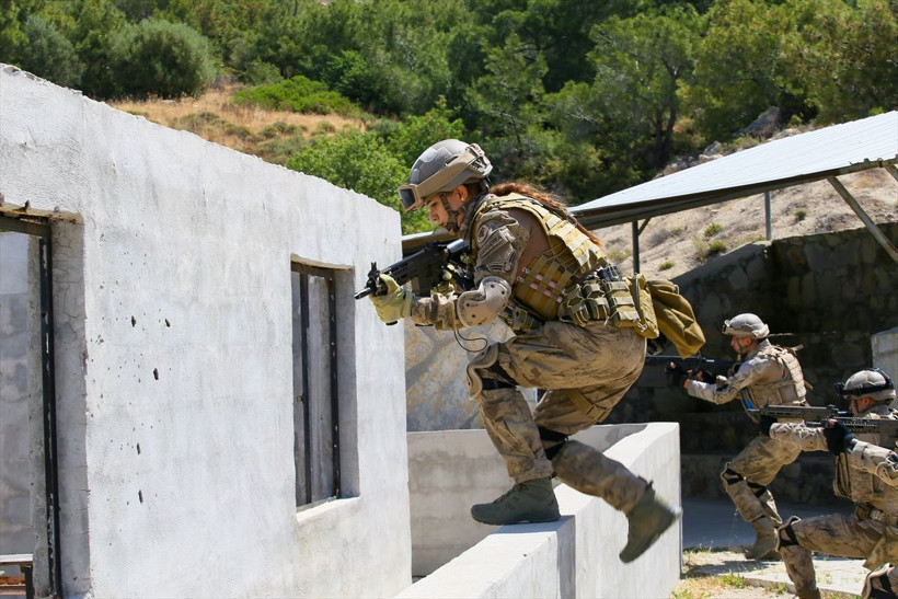 Türkiye'de ilk o oldu! Terör operasyonları için eğitim alan kadın astsubay göreve hazır - Resim: 1