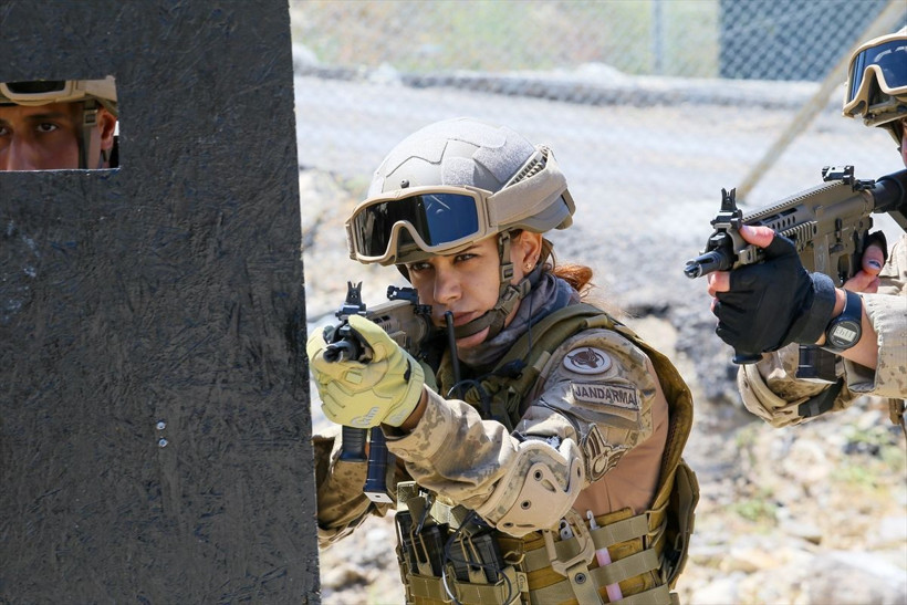 Türkiye'de ilk o oldu! Terör operasyonları için eğitim alan kadın astsubay göreve hazır - Resim: 3