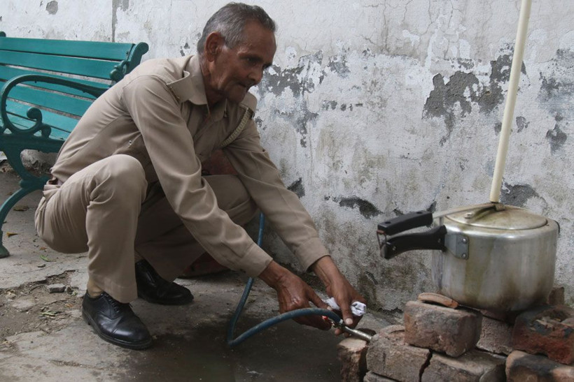 Hindistan'da durum çok kötü! Koronavirüse karşı düdüklü tencereden buhar soludular - Resim: 1