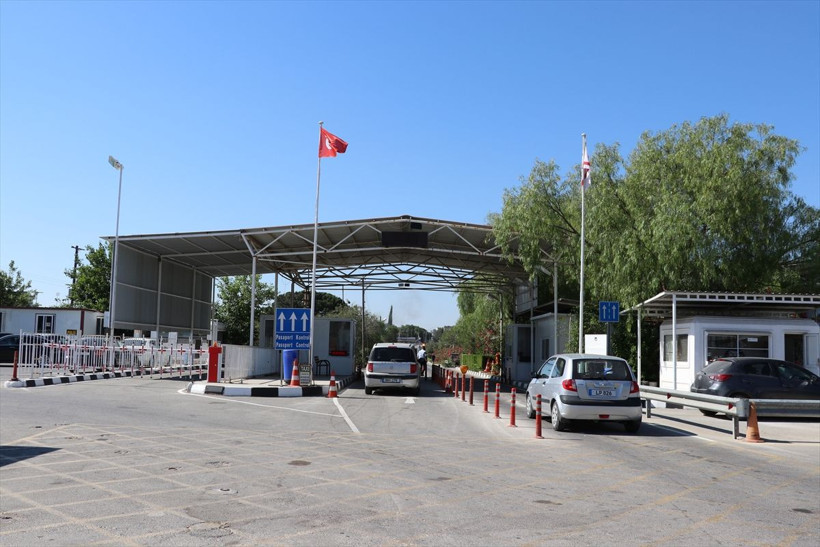 Kıbrıs'ta iki kesim arasındaki kapılar 15 ay sonra tekrar açıldı! - Resim: 4