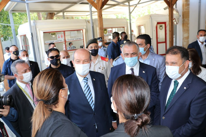 Kıbrıs'ta iki kesim arasındaki kapılar 15 ay sonra tekrar açıldı! - Resim: 1