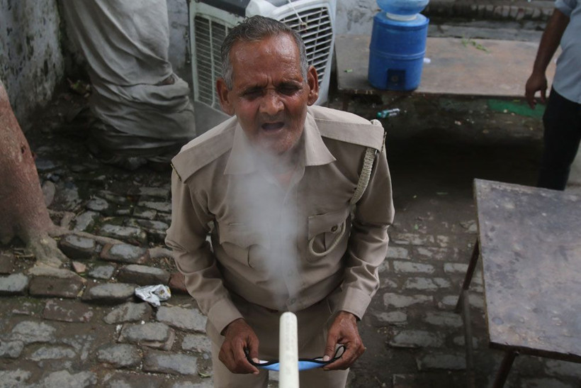 Hindistan'da durum çok kötü! Koronavirüse karşı düdüklü tencereden buhar soludular - Resim: 3