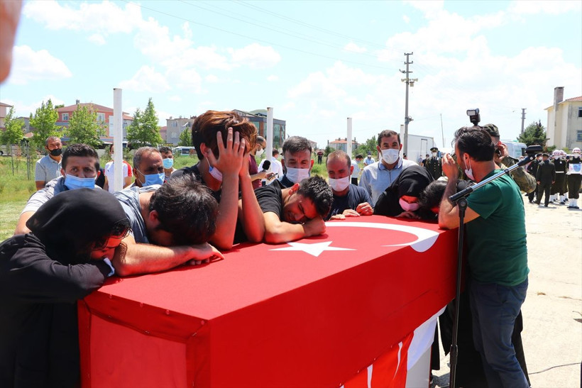 Mardin'de silah kazasıyla Şehit düşen Er Rıdvan Sağdıç, son yolculuğuna uğurlandı - Resim: 4