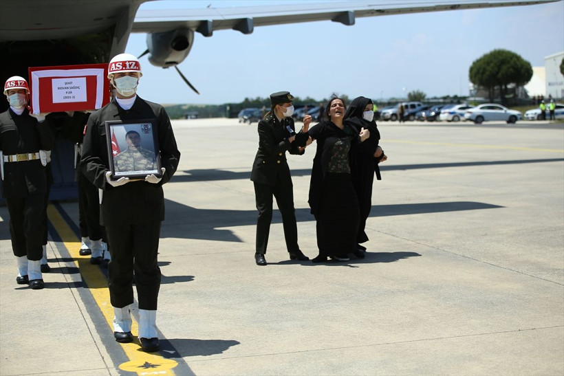 Mardin'de silah kazasıyla Şehit düşen Er Rıdvan Sağdıç, son yolculuğuna uğurlandı - Resim: 2