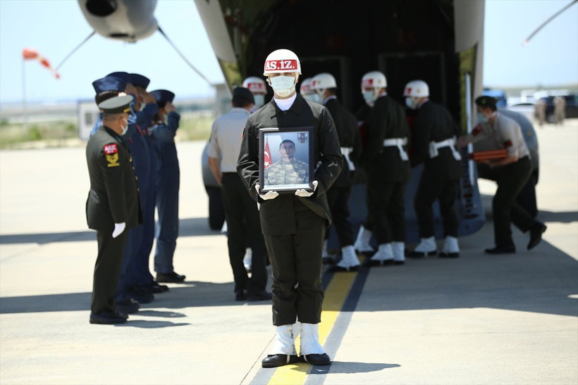 Mardin'de silah kazasıyla Şehit düşen Er Rıdvan Sağdıç, son yolculuğuna uğurlandı - Resim: 1