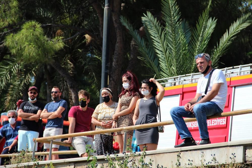 Antalya'da falezlerdeki erkek cesedini çıkarma çalışmalarını izlemek için yarıştılar - Resim: 2