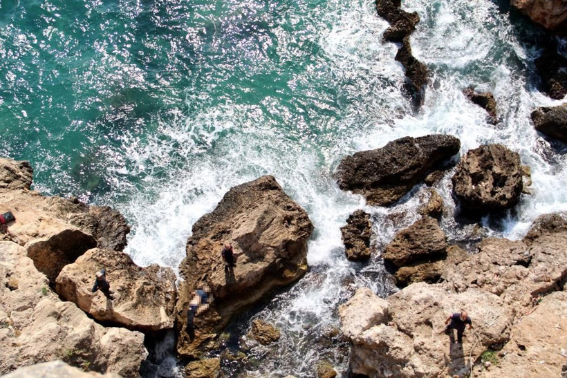 Antalya'da falezlerdeki erkek cesedini çıkarma çalışmalarını izlemek için yarıştılar - Resim: 3