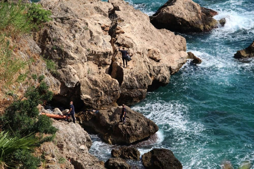 Antalya'da falezlerdeki erkek cesedini çıkarma çalışmalarını izlemek için yarıştılar - Resim: 1