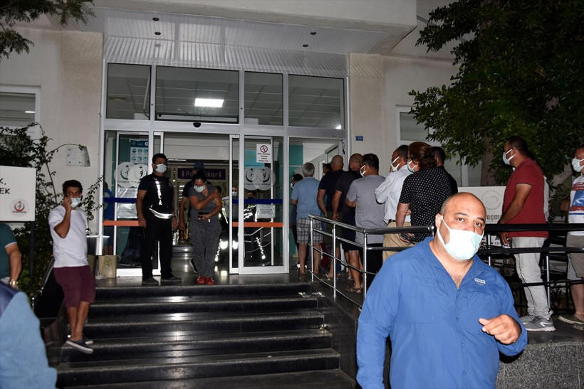 Bodrum'da Kovid-19 aşısı olmak isteyen vatandaşlar hastanede yoğunluğa neden oldu - Resim: 4