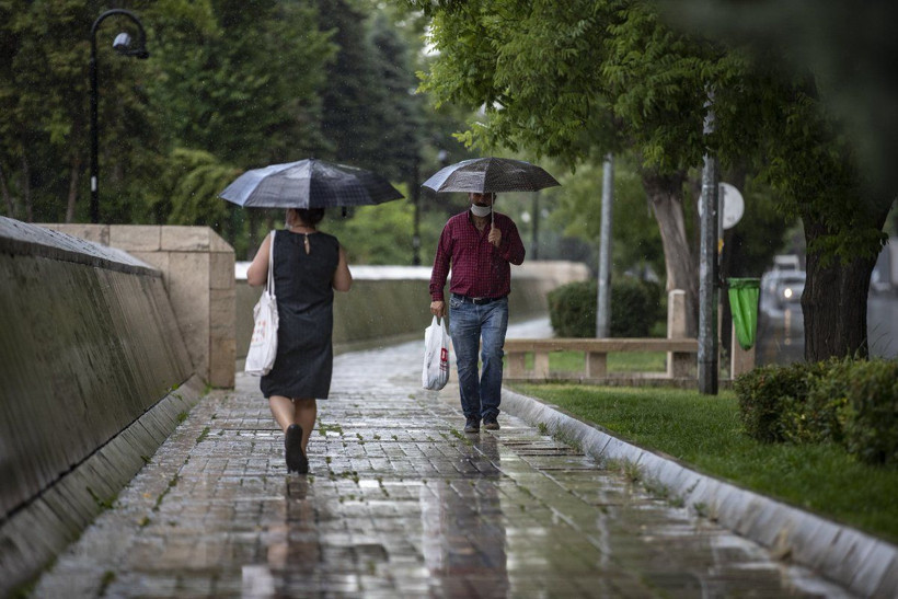İstanbul'da sağanak yağış sürecek! Meteoroloji 3 bölgeyi uyardı: Kuvvetli geliyor - Resim: 1