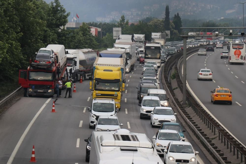 TEM'de zincirleme kaza! 13 araç birbirine girdi ortalık savaş alanına döndü: Yaralılar var - Resim: 3