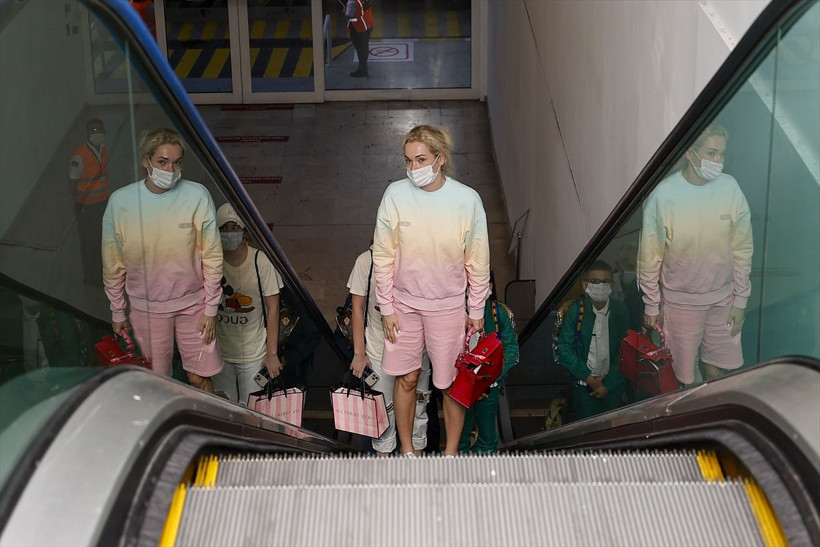 Rusya'dan ilk turist kafilesi Antalya'ya geldi! Gün içinde 44 uçakla 12 bin Rus turist gelecek - Resim: 3