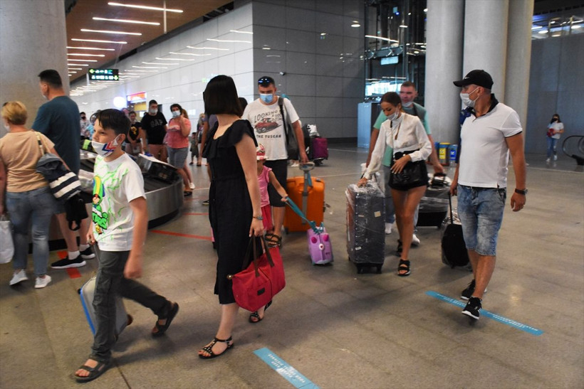 Rusya'dan ilk turist kafilesi Muğla'ya geldi Türk lokumuyla karşılandılar - Resim: 1