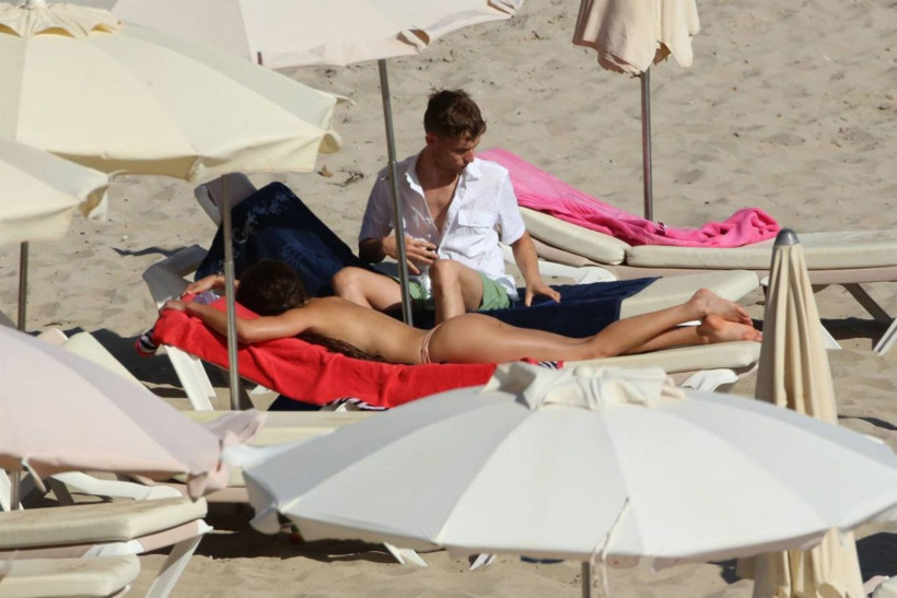 Gazetecilere aldırış etmedi! Bikini askılarını indiren La Casa De Papel yıldızı nefes kesti - Resim: 3