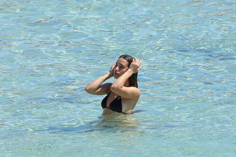 Gazetecilere aldırış etmedi! Bikini askılarını indiren La Casa De Papel yıldızı nefes kesti - Resim: 4