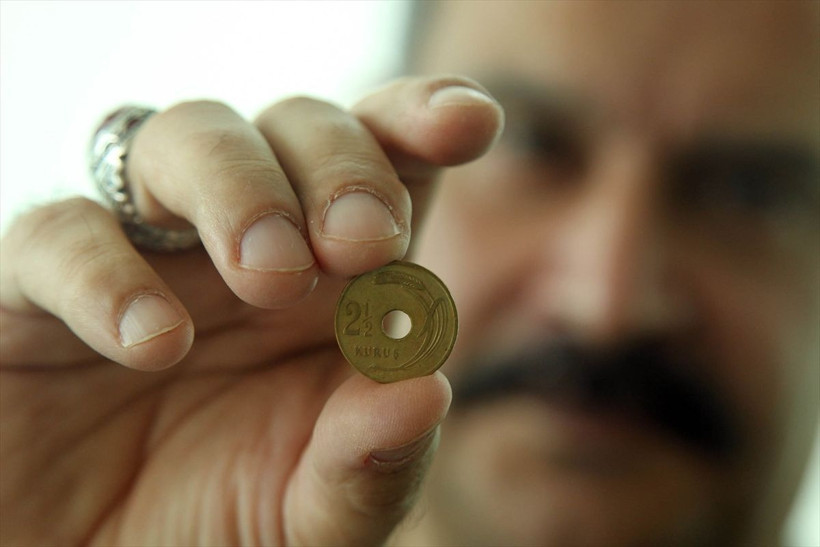 40 yılda biriktirdi! Samsun'da öğretmenin evi banka gibi: 105 ülkenin parasını edindi - Resim: 1