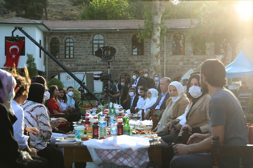 Cumhurbaşkanı Erdoğan, gençlerle buluştu, Neşet Ertaş'ın türküsünü seslendirdi - Resim: 1