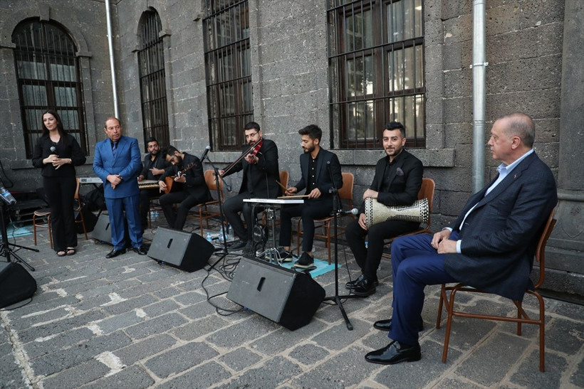 Cumhurbaşkanı Erdoğan, gençlerle buluştu, Neşet Ertaş'ın türküsünü seslendirdi - Resim: 4