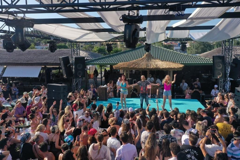 Umursamaz tavırlar tehlike saçıyor! Balıkesir'de Serdar Ortaç konserinde pes dedirten görüntü - Resim: 3