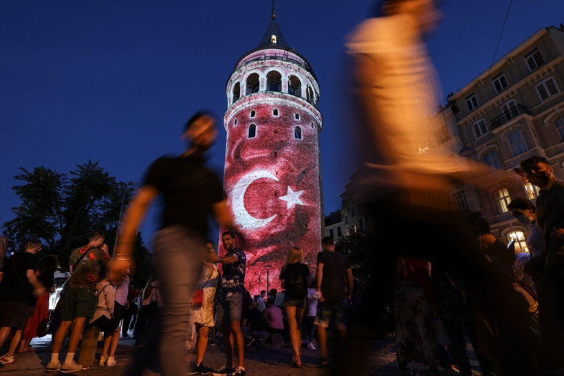 Galata Kulesi, Çamlıca Kulesi ve Ayasofya Meydanı'nda 15 Temmuz temalı gösteri - Resim: 2