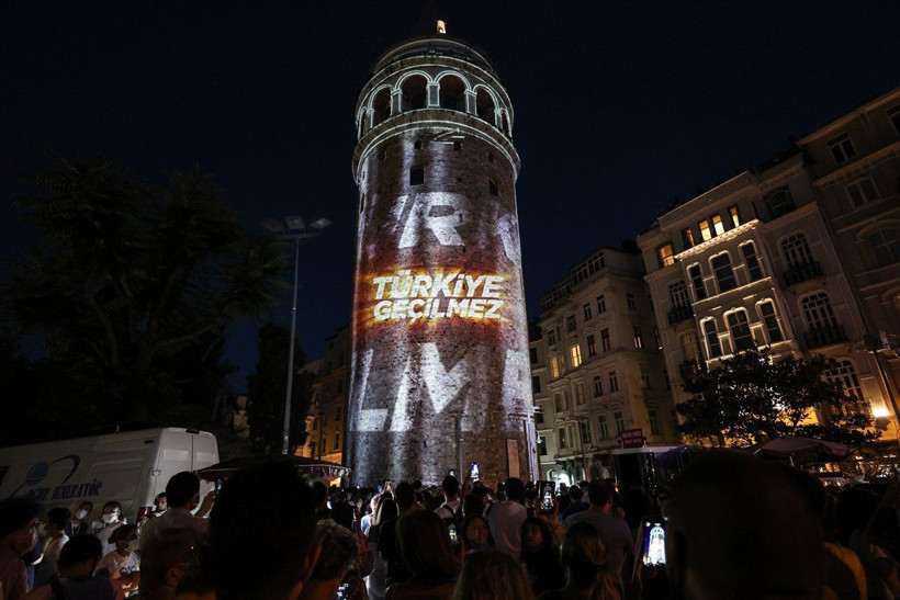 Galata Kulesi, Çamlıca Kulesi ve Ayasofya Meydanı'nda 15 Temmuz temalı gösteri - Resim: 1