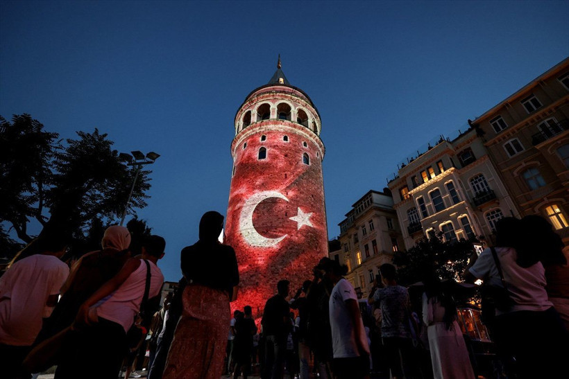 Galata Kulesi, Çamlıca Kulesi ve Ayasofya Meydanı'nda 15 Temmuz temalı gösteri - Resim: 4