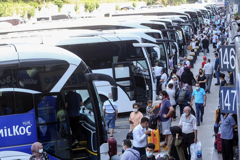 İstanbul trafiği en sakin gününü yaşıyor! Havalimanları ve otogarlar tıklım tıklım - Resim: 1