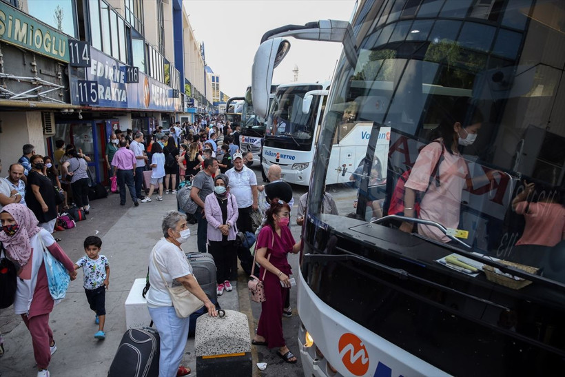 İstanbul trafiği en sakin gününü yaşıyor! Havalimanları ve otogarlar tıklım tıklım - Resim: 2