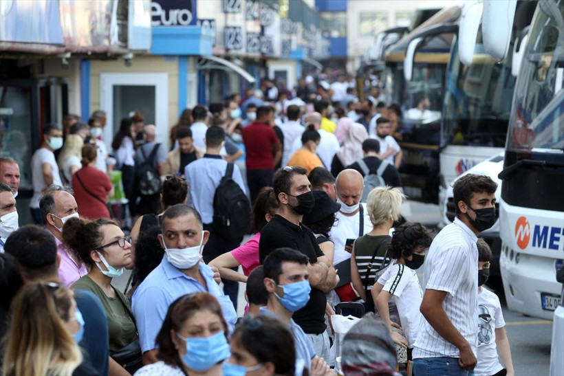 İstanbul trafiği en sakin gününü yaşıyor! Havalimanları ve otogarlar tıklım tıklım - Resim: 4
