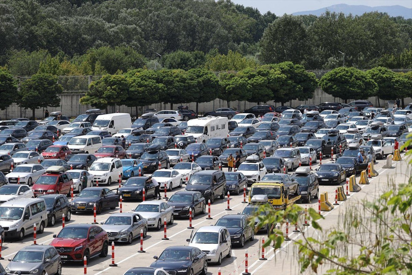 Kapıkule Sınır Kapısı'nda gurbetçi yoğunluğu! 'Türkiye'nin kıymetini bilin' deyip ağladı - Resim: 2