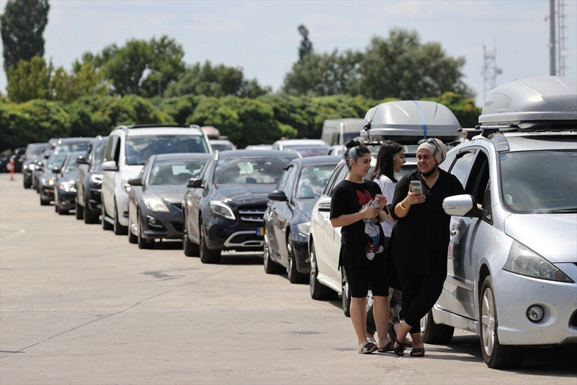 Kapıkule Sınır Kapısı'nda gurbetçi yoğunluğu! 'Türkiye'nin kıymetini bilin' deyip ağladı - Resim: 1