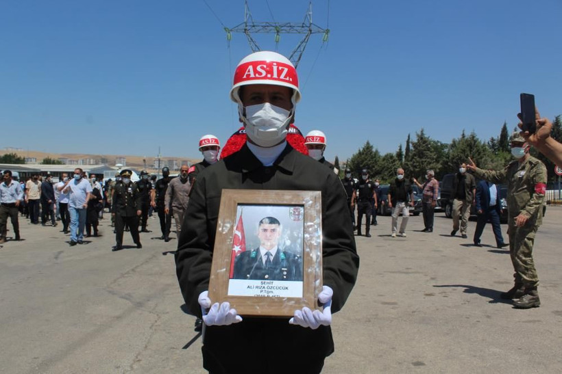 Kuzey Irak Şehidi Teğmen Ali Rıza Özcücük son yolculuğuna uğurlandı - Resim: 3