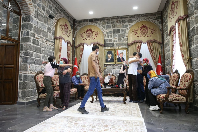 Diyarbakır'da oturma eylemi yapan 3 aile daha evlatlarına kavuştu - Resim: 1