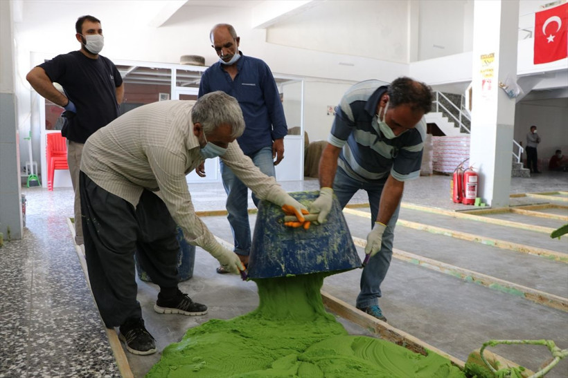 Gaziantep'te 3 gün kaynatılıyor 1 sene bekletiliyor! 109 ülkeden talep yağıyor - Resim: 1