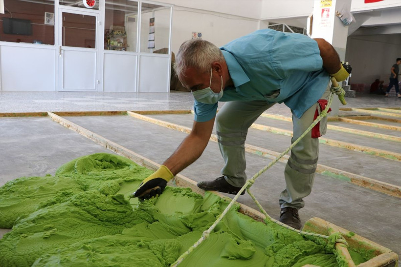 Gaziantep'te 3 gün kaynatılıyor 1 sene bekletiliyor! 109 ülkeden talep yağıyor - Resim: 2