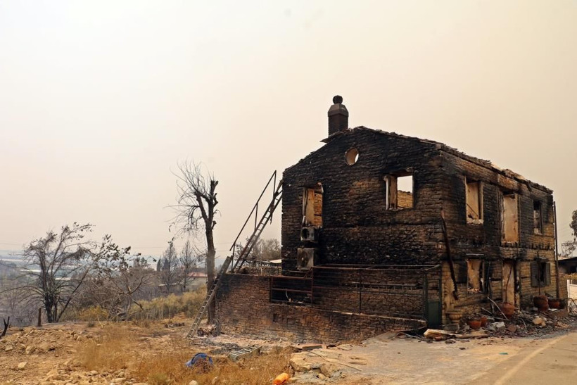 Antalya'da küle dönen evlerini görünce gözyaşlarına boğuldular cümlesi içleri acıttı - Resim: 1