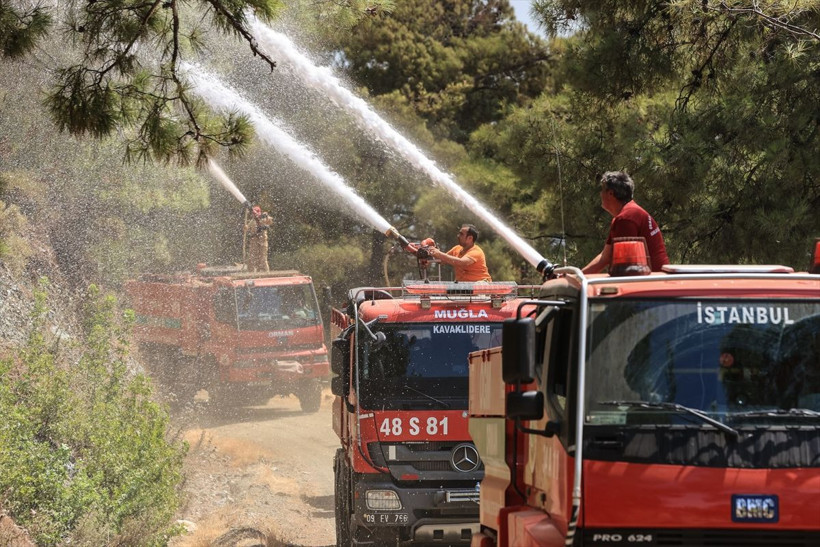 Marmaris ve Manavgat'ta korku dolu anlar! İtfaiyeciler ve gazeteciler son anda kurtuldu - Resim: 1