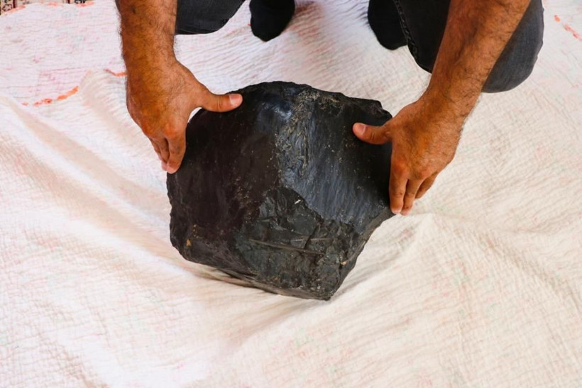 Kızı tesadüfen göktaşı düşerken resmini çekti! Iğdır'da arayıp buldu soluğu noterde aldı - Resim: 2