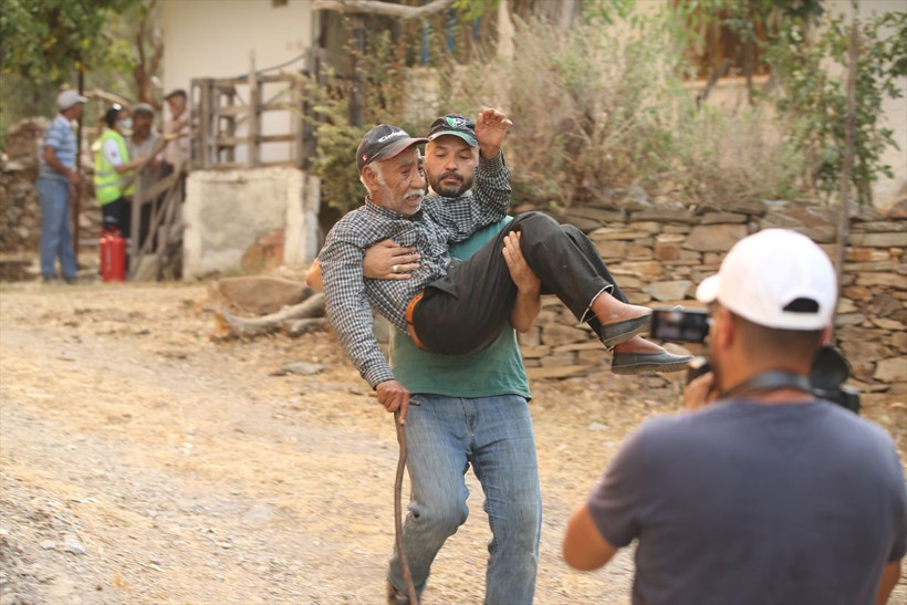 Muğla Milas'ta yangının tehdit ettiği 2 mahalledeki vatandaşlar tahliye edildi - Resim: 3