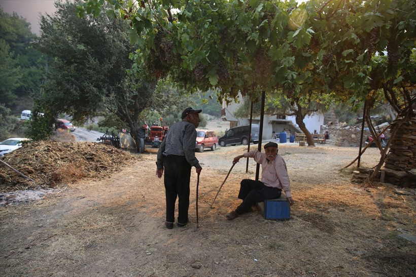 Muğla Milas'ta yangının tehdit ettiği 2 mahalledeki vatandaşlar tahliye edildi - Resim: 4