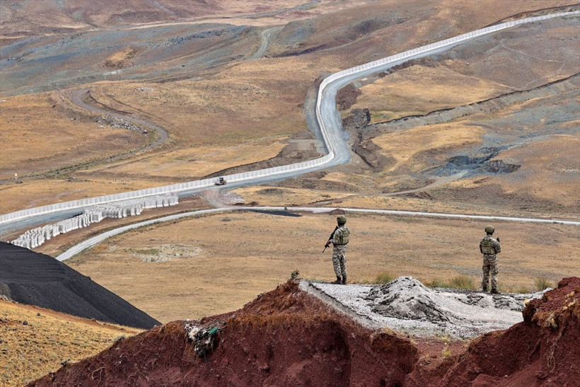 İran sınırı hem havadan hem karadan göz hapsinde tutuluyor - Resim: 1