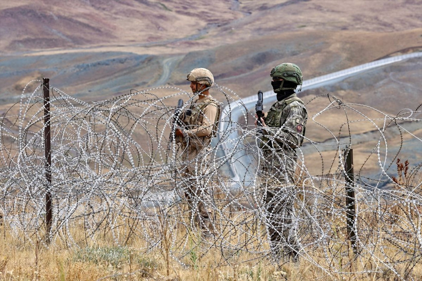 İran sınırı hem havadan hem karadan göz hapsinde tutuluyor - Resim: 2