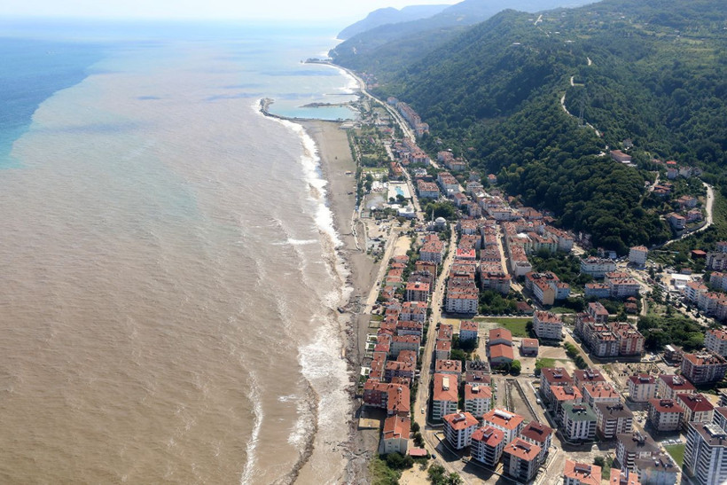 Abana Sahili kahverengiye boyandı! Drone ile çekilen görüntü hasarı gösterdi - Resim: 1