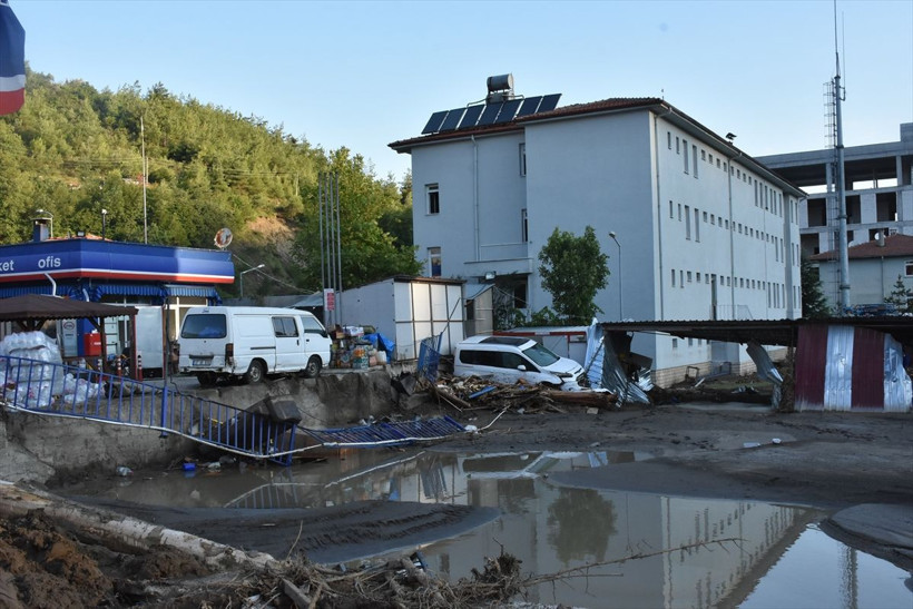 Selin vurduğu Bozkurt'tan hüzünlendiren görüntüler! Her şey sokaklara saçıldı - Resim: 3