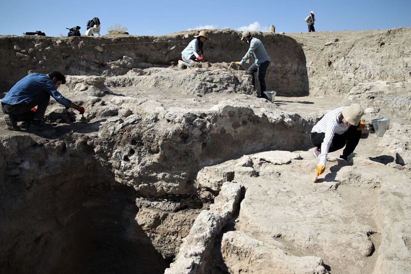 Van'daki kazılarda 2 mezar daha bulundu yeni bulgulara ulaşıldı - Resim: 3