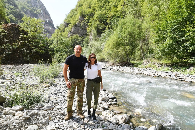 Azerbaycan Cumhurbaşkanı Aliyev Ermenistan işgalinden kurtarılan Laçın ve Kelbecer'i ziyaret etti - Resim: 2