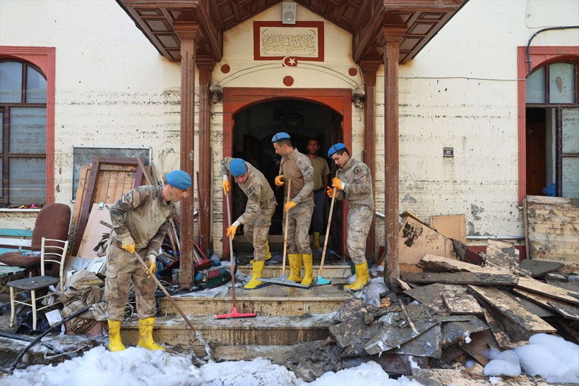 Kastamonu Bozkurt'ta selden etkilenen camiyi komandolar deterjanlarla temizledi - Resim: 1