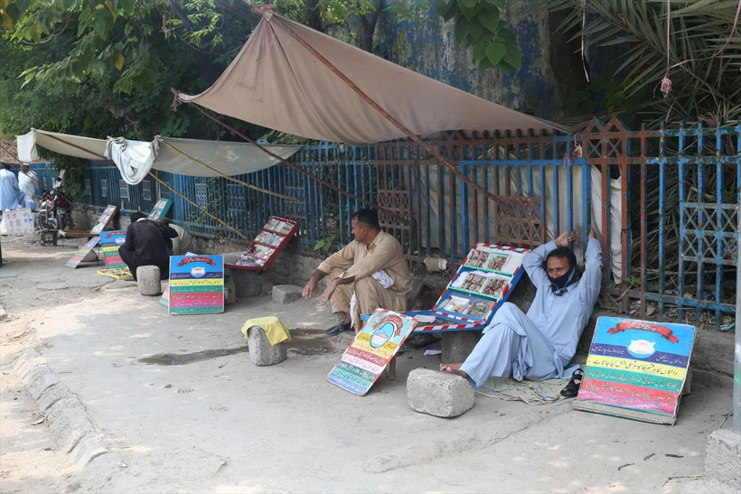 Parası olmayan sokak dişçisine koşuyor şaşırtan görüntüler - Resim: 1
